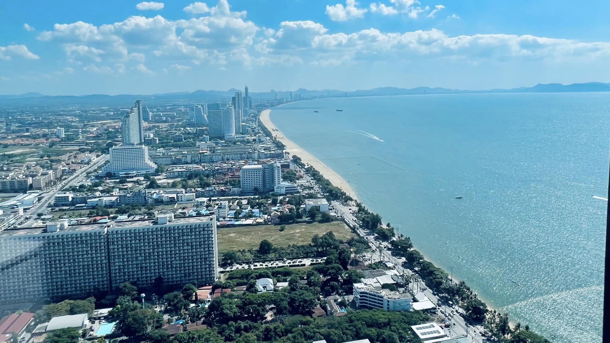 Bangkok vs. Pattaya: The Ultimate Expat Guide for 2025  